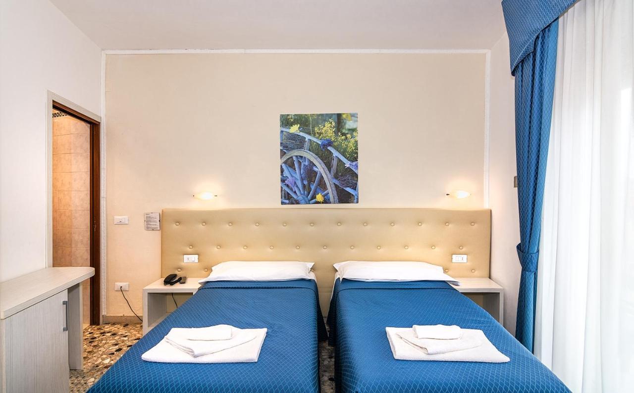 Hotel Caribe Viareggio Bagian luar foto
