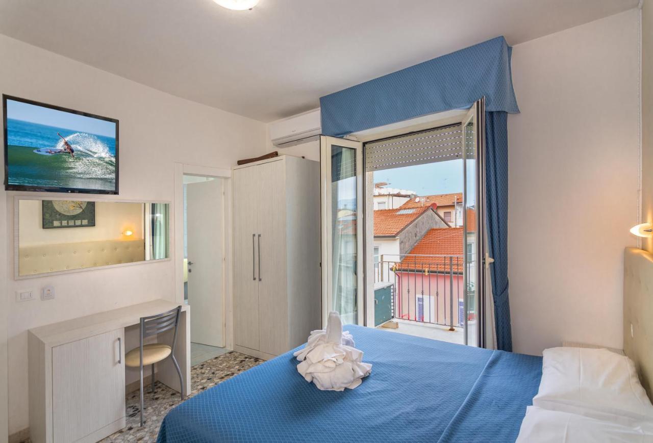 Hotel Caribe Viareggio Bagian luar foto