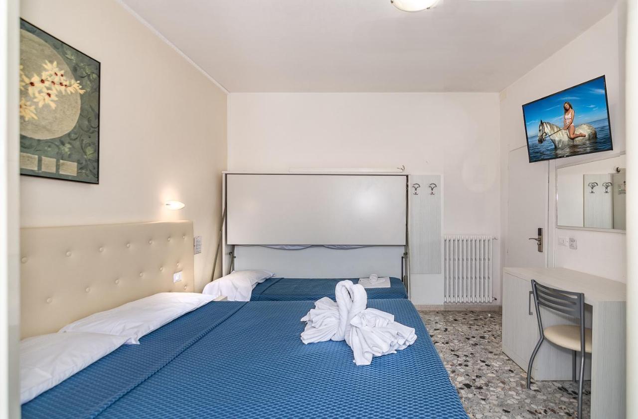 Hotel Caribe Viareggio Bagian luar foto