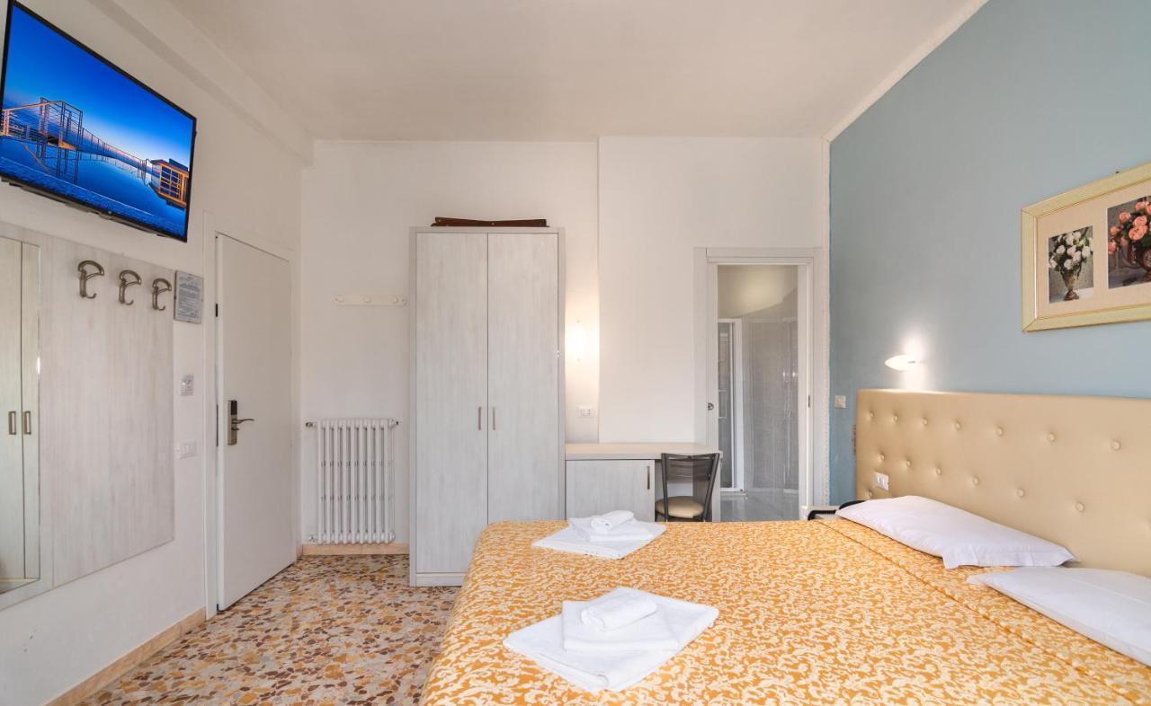 Hotel Caribe Viareggio Bagian luar foto