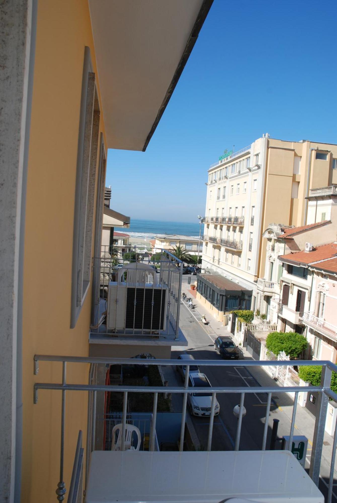 Hotel Caribe Viareggio Bagian luar foto