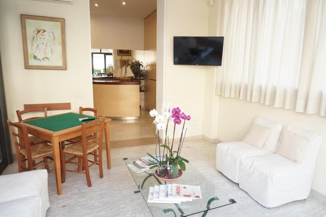 Hotel Caribe Viareggio Bagian luar foto